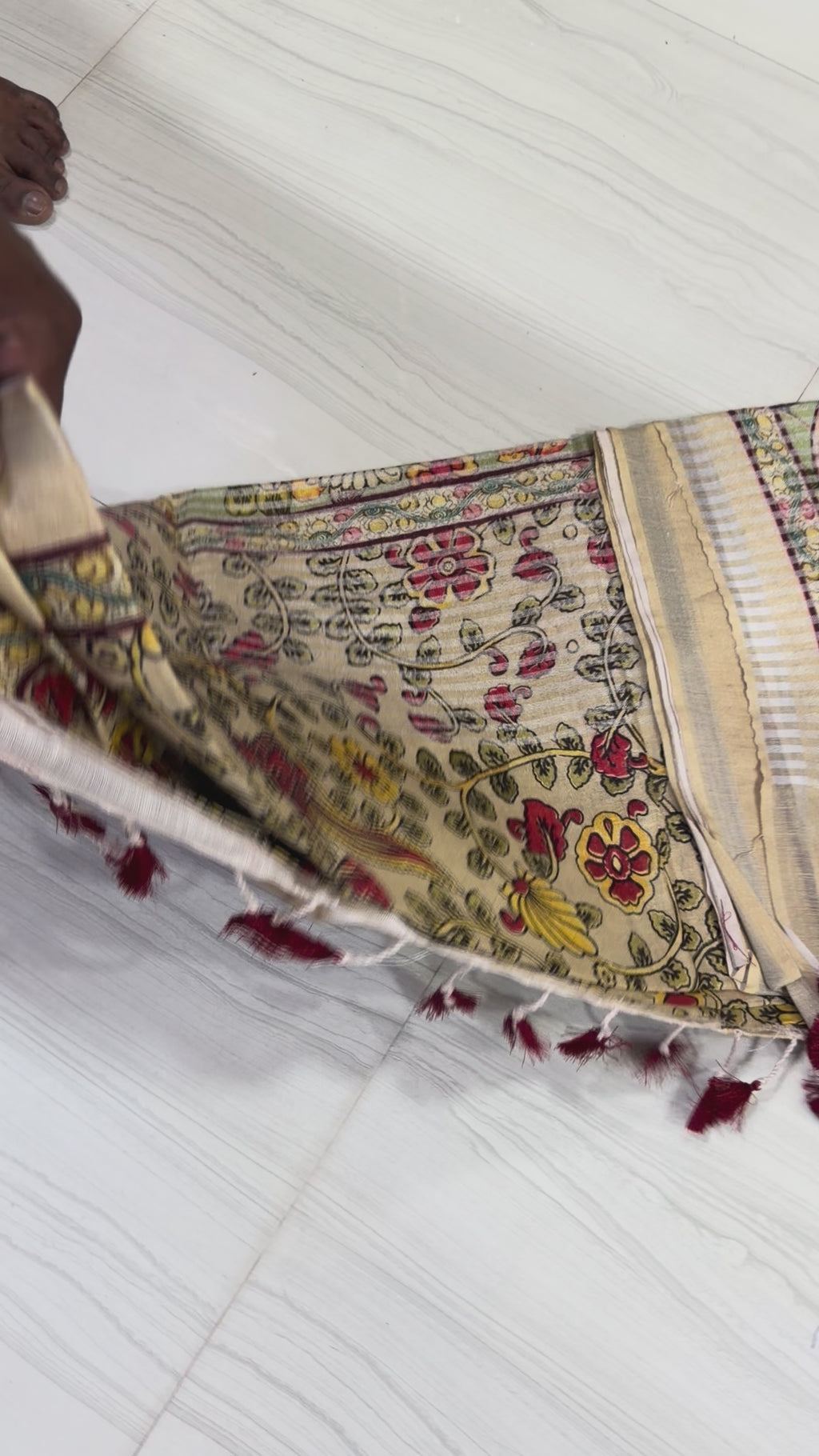 Creme Digital Pen Pushp Mayuri Kalamkari Pure Linen Saree